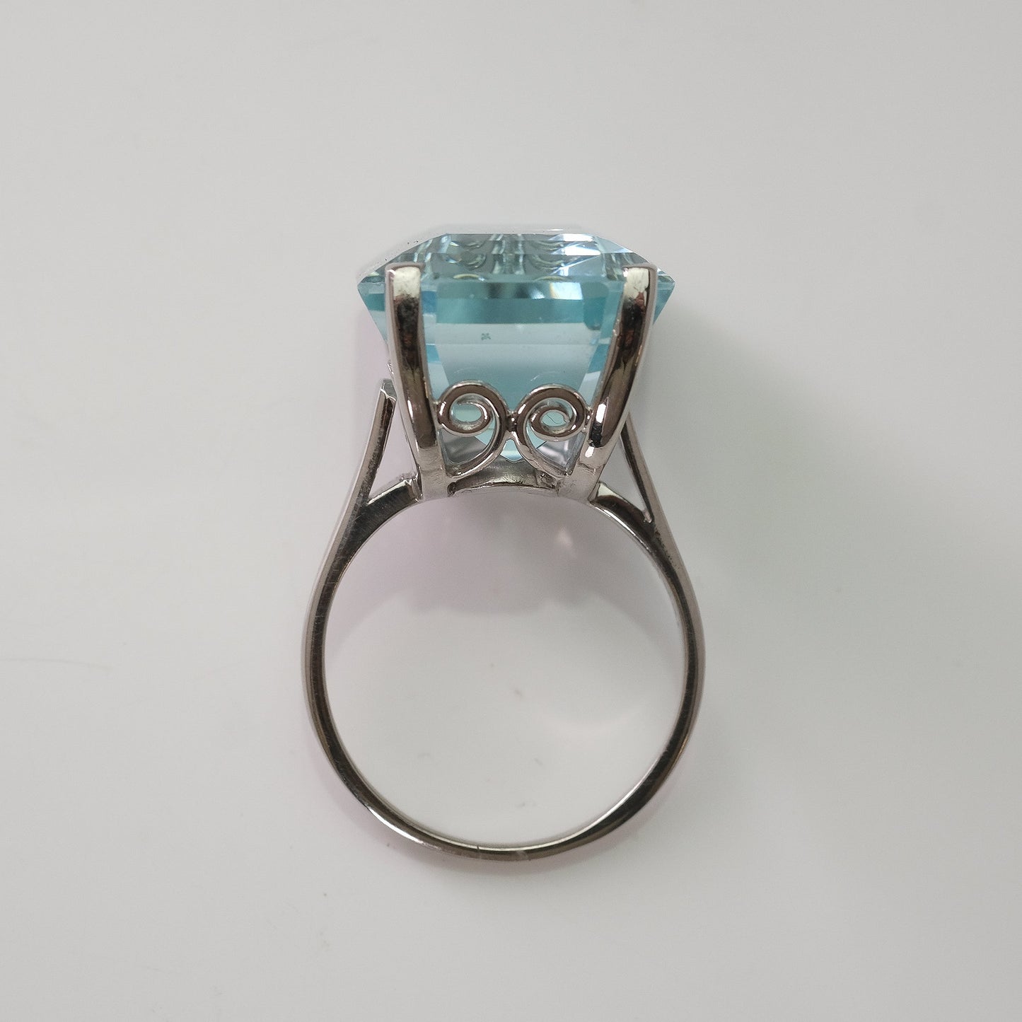 18CT White Gold Large Aquamaine Ring cica 1940s - Friar House