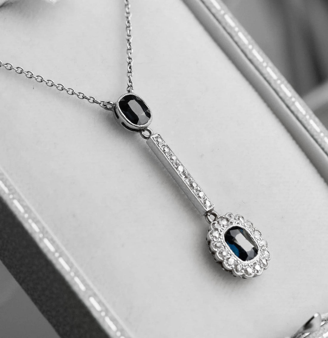 Decoding the Glamour: The Evolution of Antique and Vintage Jewellery Through the Ages