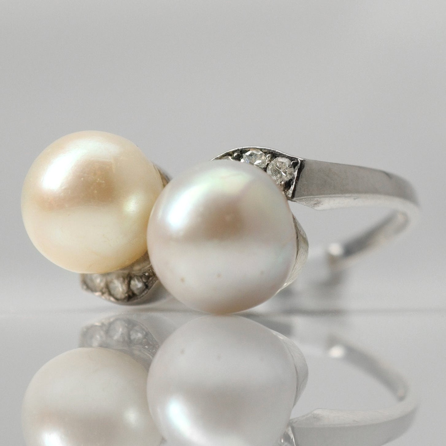 Vintage 18ct White Gold Cultured Pearl Cross Over Ring - Friar House