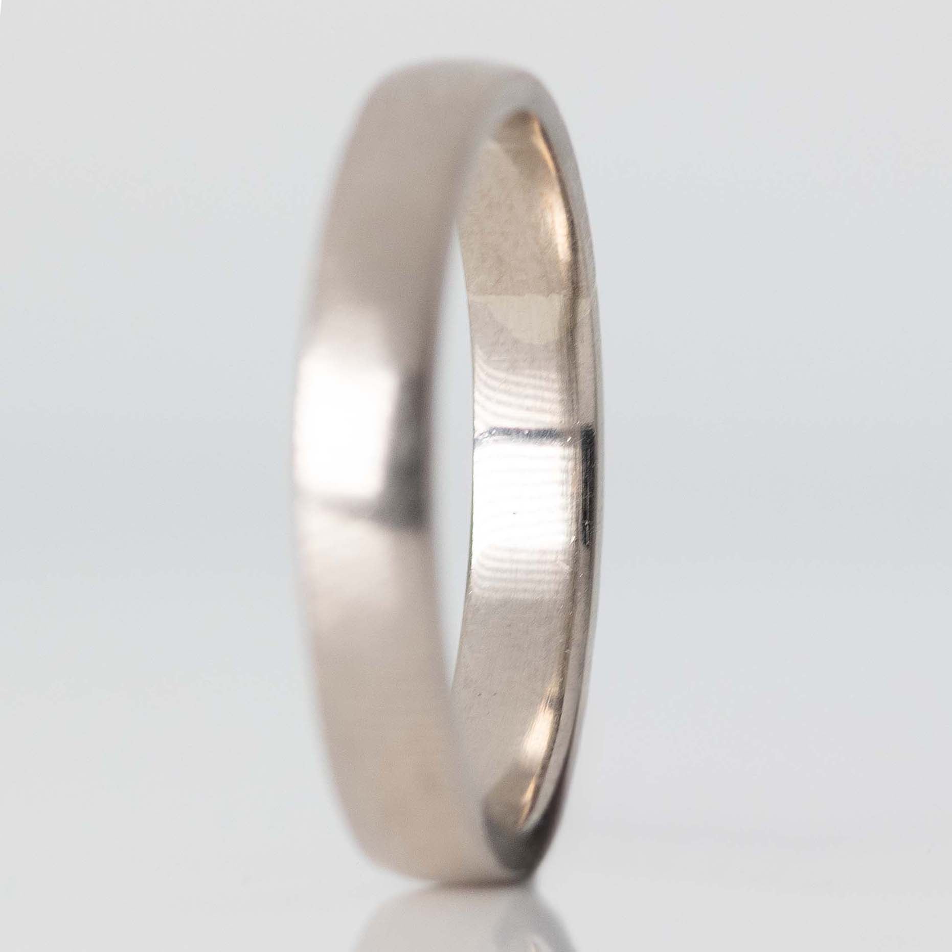 Contemporary 18ct White Gold Wedding Band Hallmarked London 1997 - Friar House