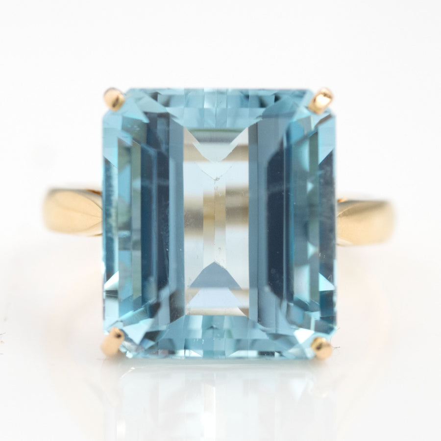 Contemporary 18ct Yellow Gold 13 carat Aquamarine Ring - Friar House