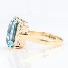 Contemporary 18ct Yellow Gold 13 carat Aquamarine Ring - Friar House