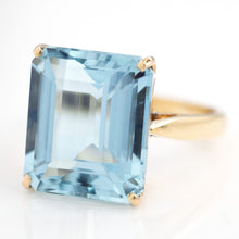 Contemporary 18ct Yellow Gold 13 carat Aquamarine Dress Ring