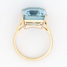 Contemporary 18ct Yellow Gold 13 carat Aquamarine Dress Ring