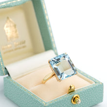 Contemporary 18ct Yellow Gold 13 carat Aquamarine Dress Ring