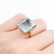Contemporary 18ct Yellow Gold 13 carat Aquamarine Dress Ring
