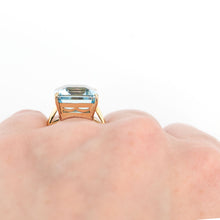 Contemporary 18ct Yellow Gold 13 carat Aquamarine Dress Ring