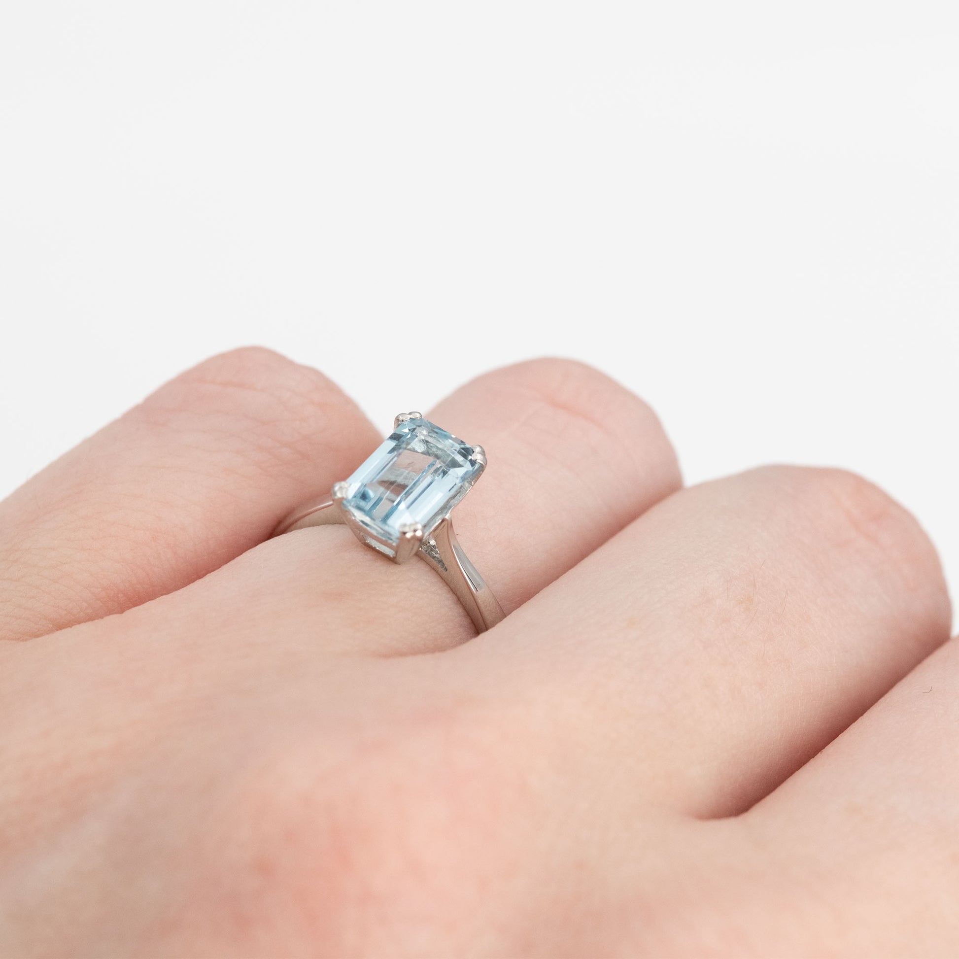 Vintage 18ct White Gold Aquamarine Ring - Friar House