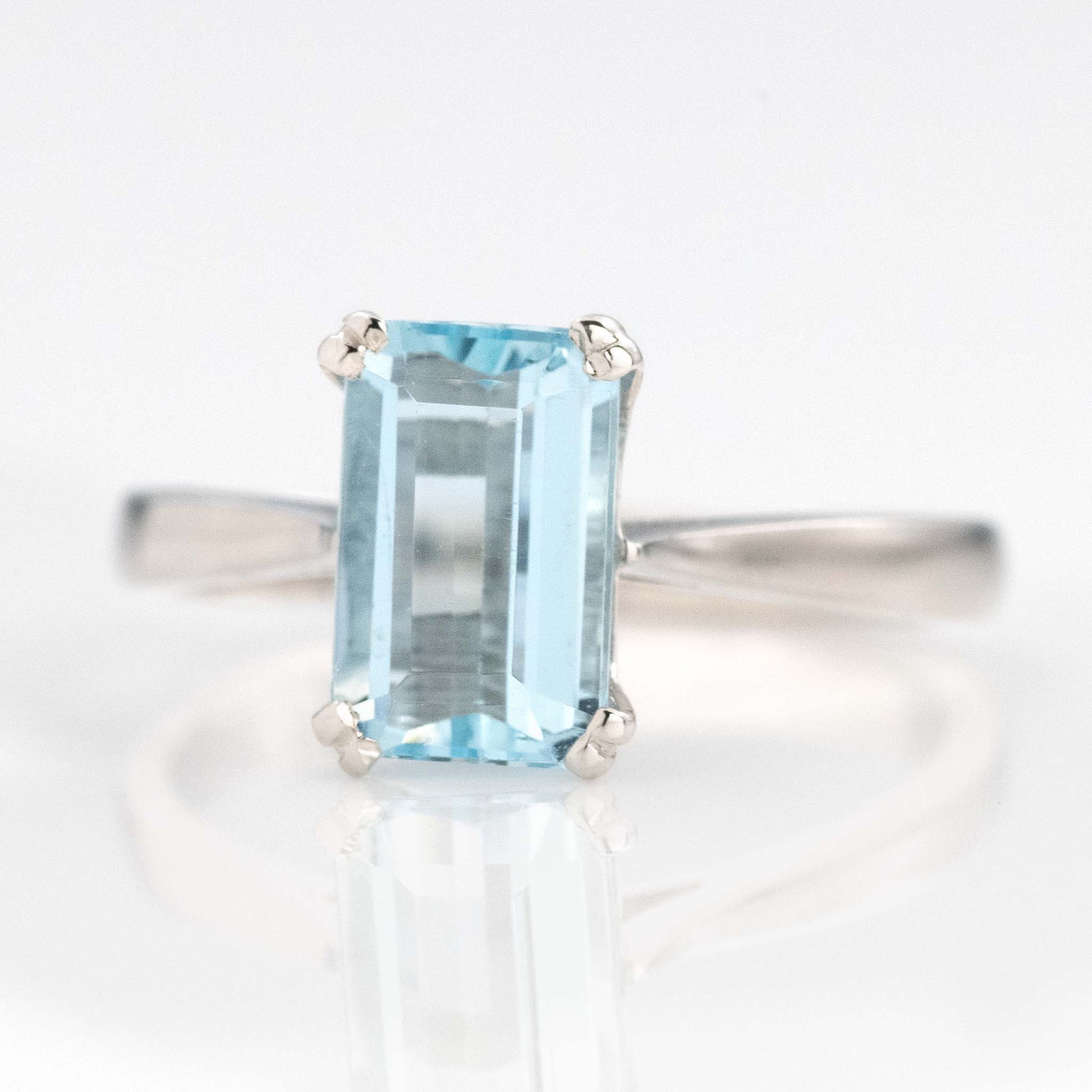 Vintage 18ct White Gold Aquamarine Ring - Friar House
