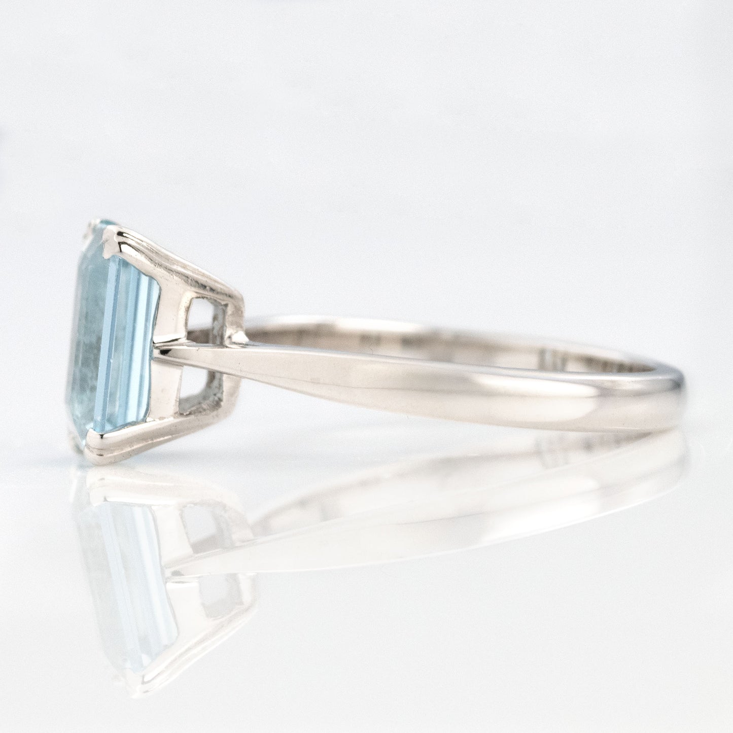 Vintage 18ct White Gold Aquamarine Ring - Friar House