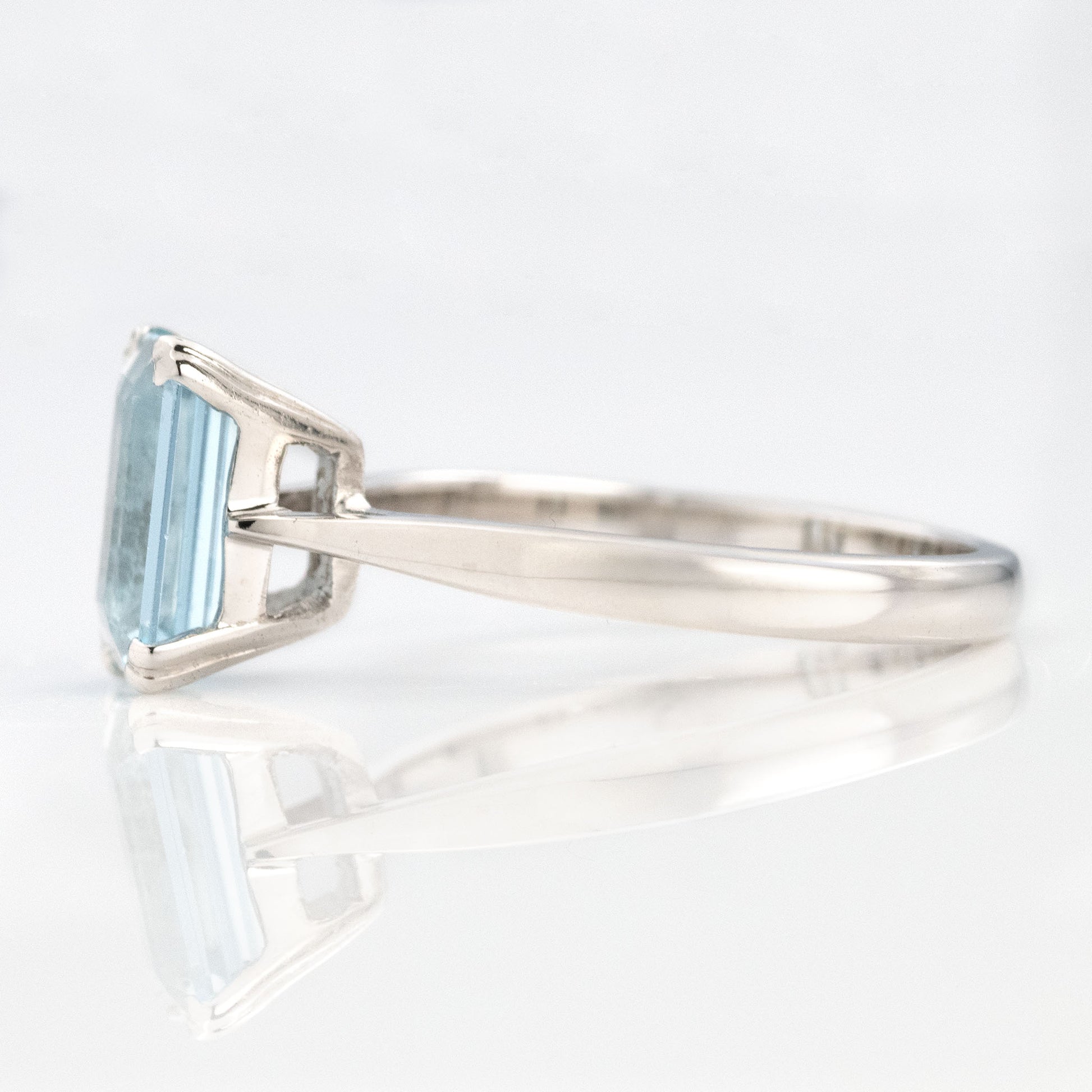 Vintage 18ct White Gold Aquamarine Ring - Friar House