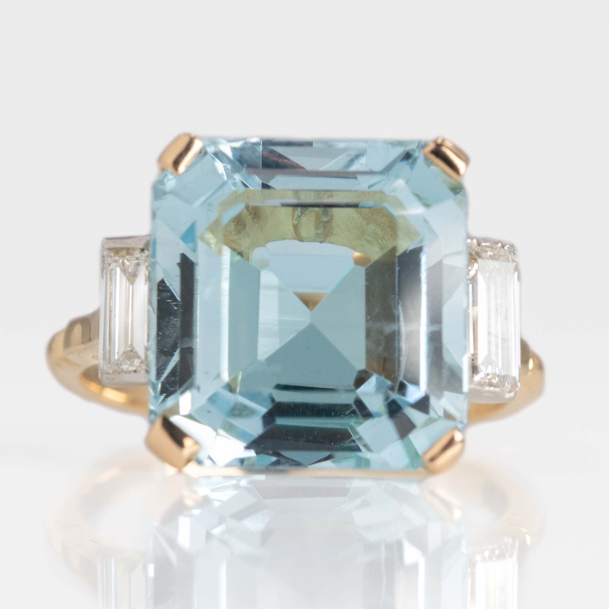 Vintage 18ct Yellow Gold 11 Carat Aquamarine and Diamond Ring - Friar House
