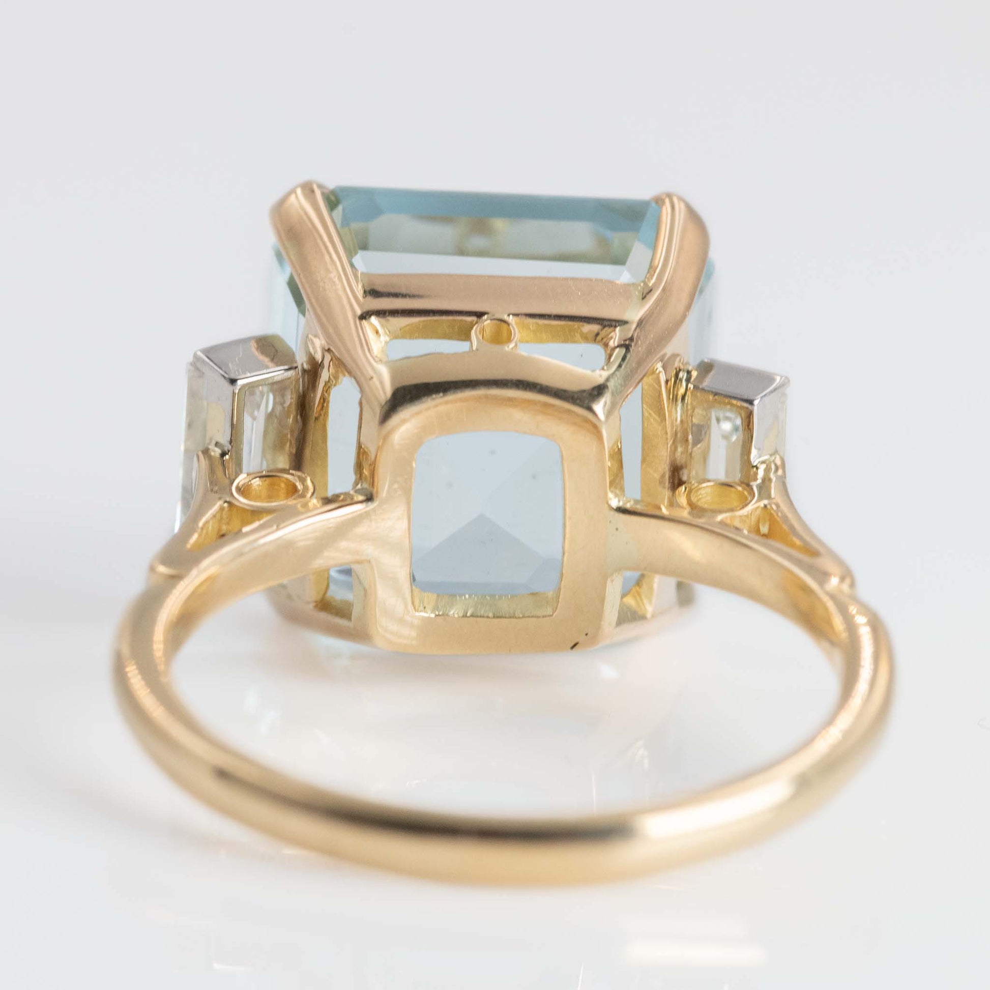 Vintage 18ct Yellow Gold 11 Carat Aquamarine and Diamond Ring - Friar House
