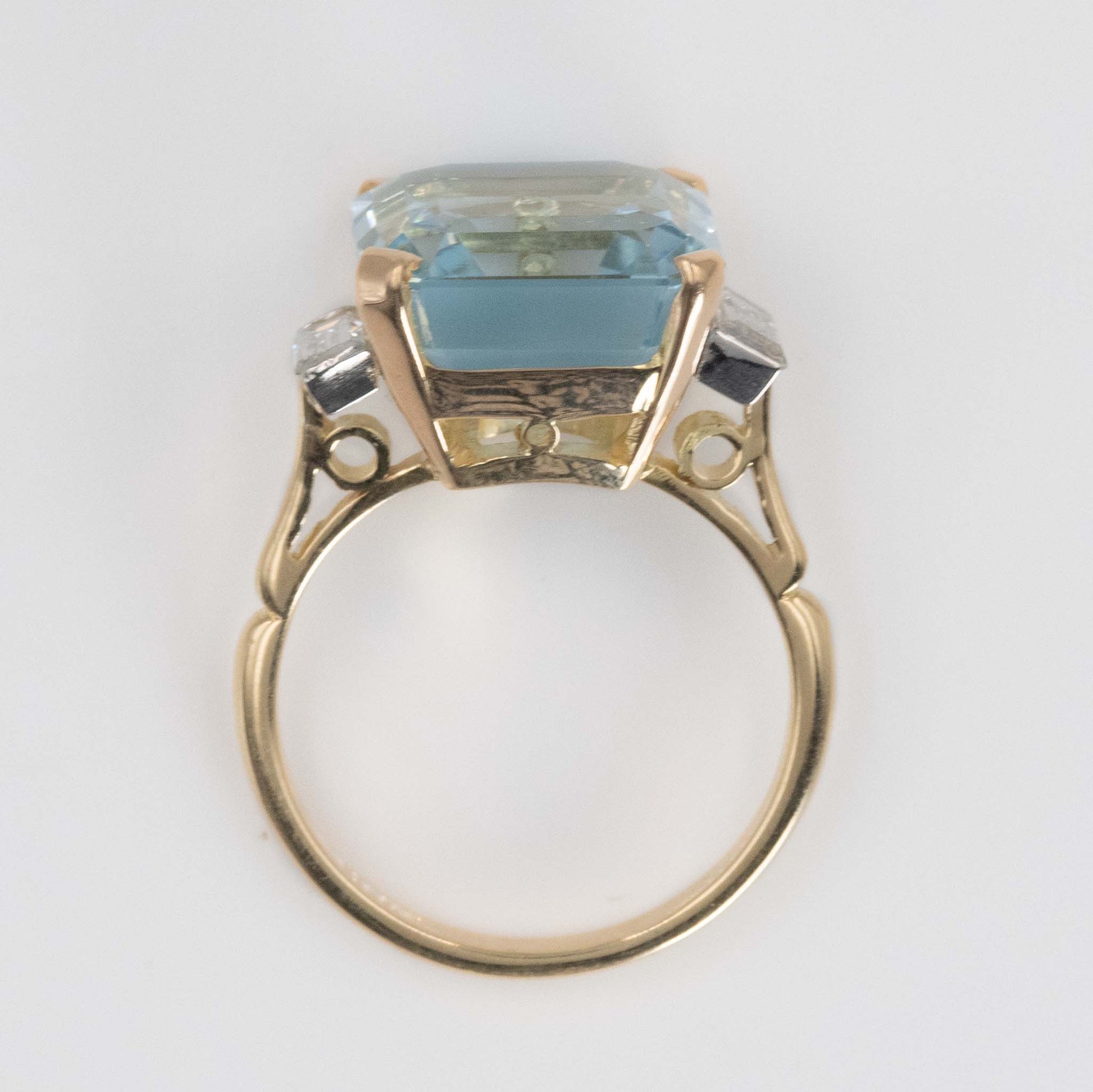 Vintage 18ct Yellow Gold 11 Carat Aquamarine and Diamond Ring - Friar House