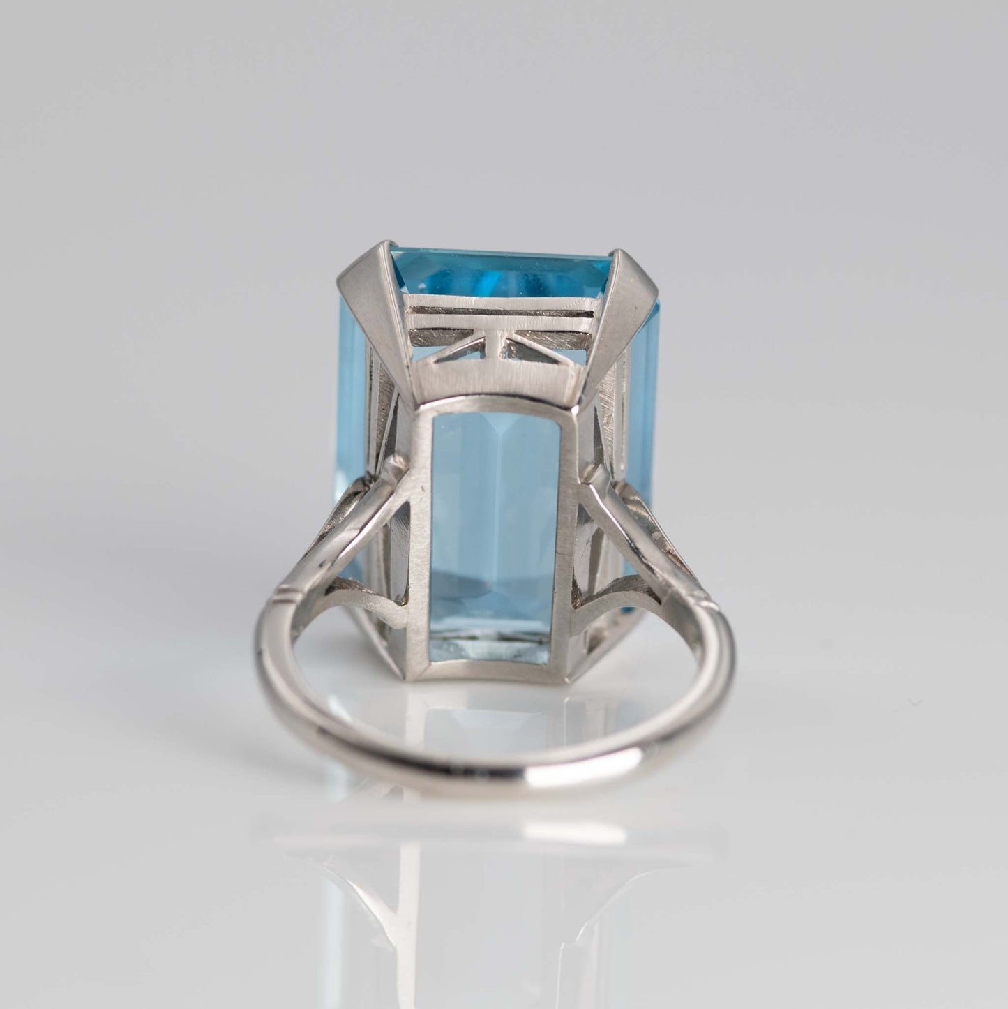 Art Deco Platinum 17 Carat Aquamarine Ring - Friar House