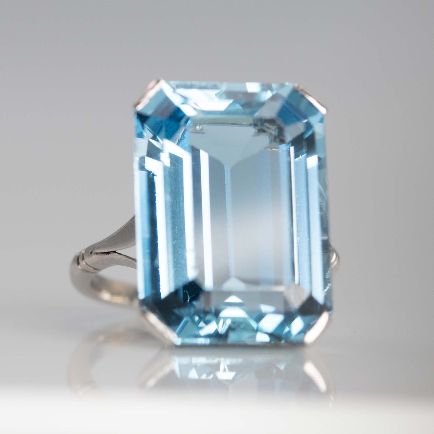 Art Deco Platinum 17 Carat Aquamarine Ring - Friar House