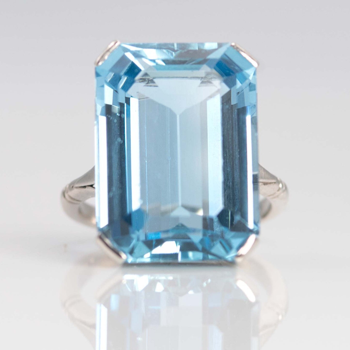 Art Deco Platinum 17 Carat Aquamarine Ring - Friar House