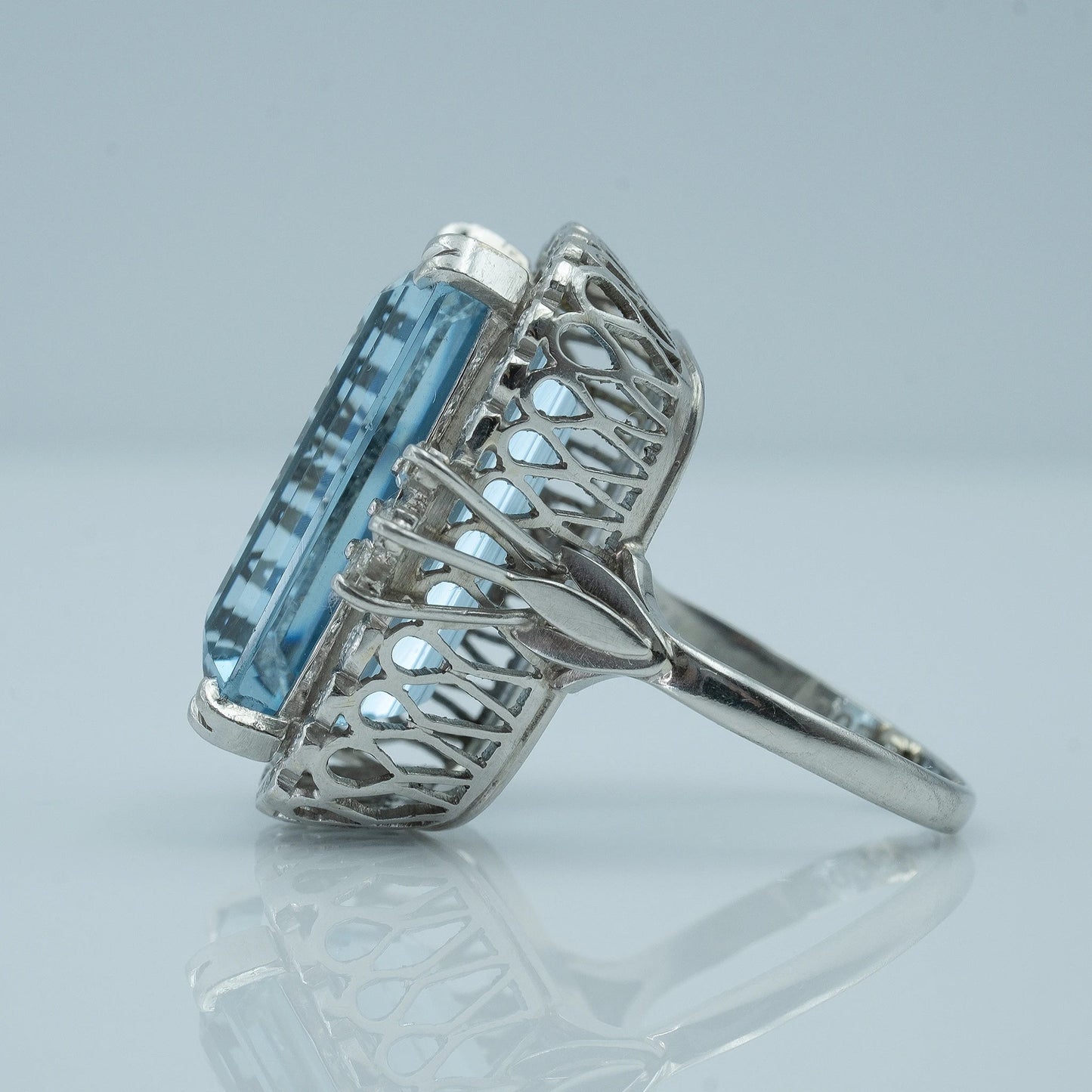 Contemporary 18ct White Gold 16 Carat Aquamarine and Diamond Ring - Friar House