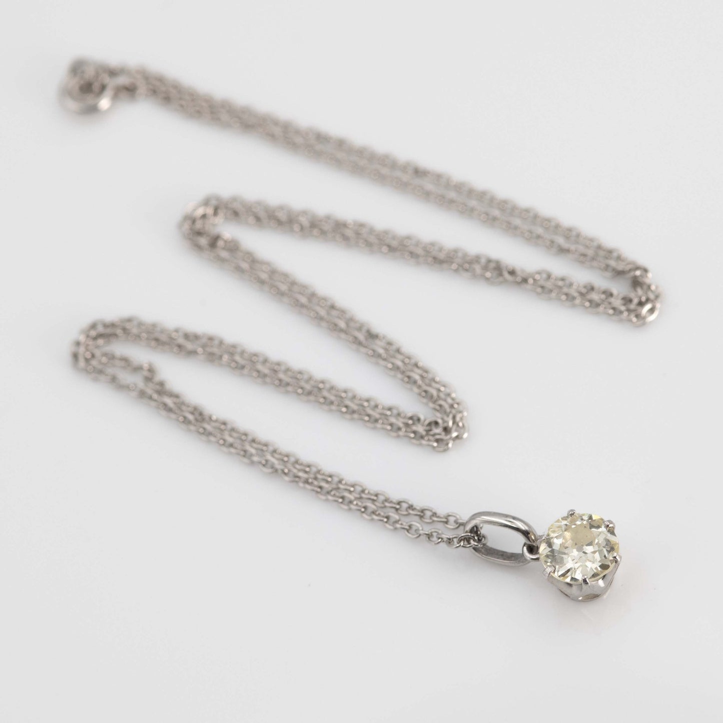 Exquisite 18ct White Gold Diamond Pendant - Friar House